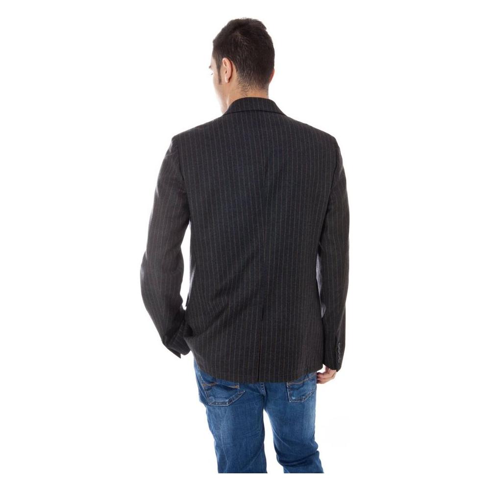 Front view with bag zipped and handles upright.