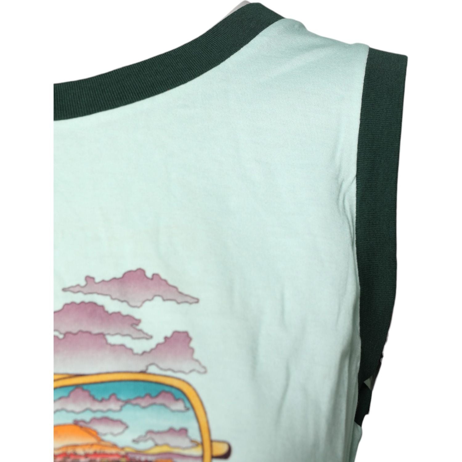 Front view with bag zipped and handles upright.