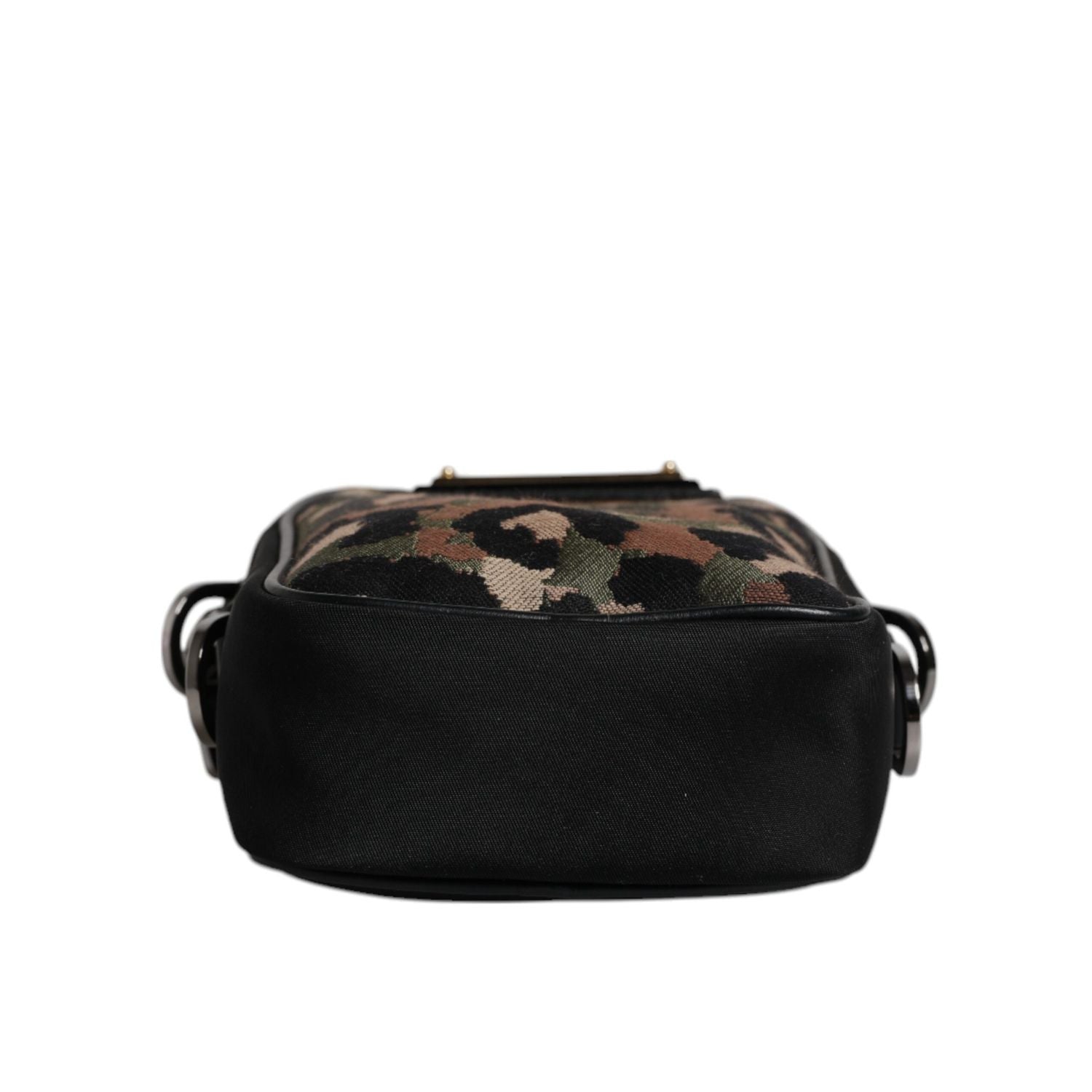 Front view with bag zipped and handles upright.