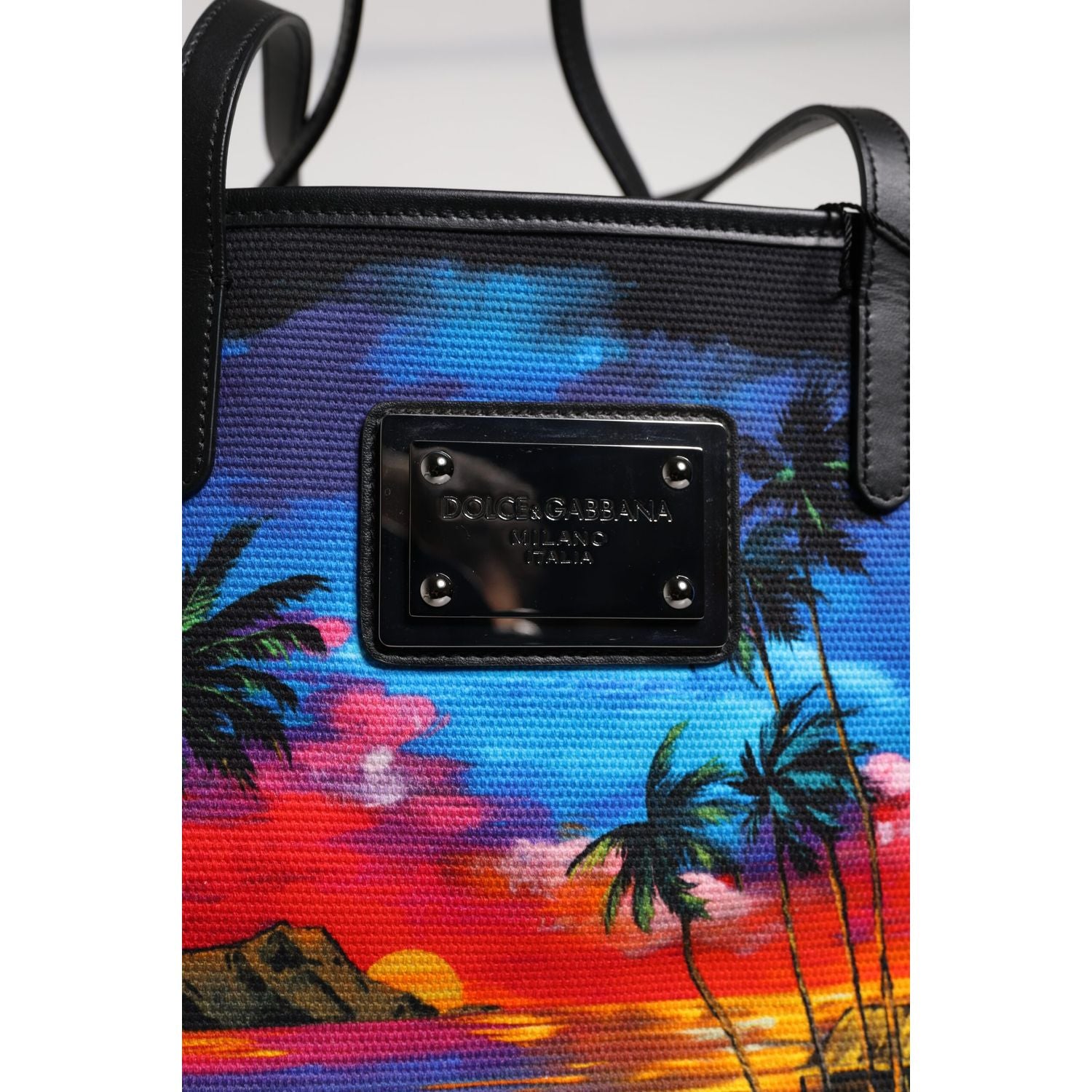 Front view with bag zipped and handles upright.