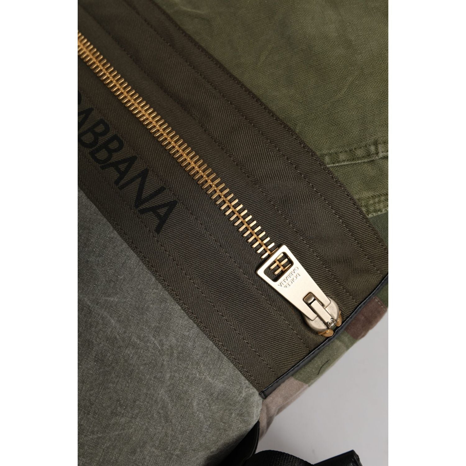 Front view with bag zipped and handles upright.
