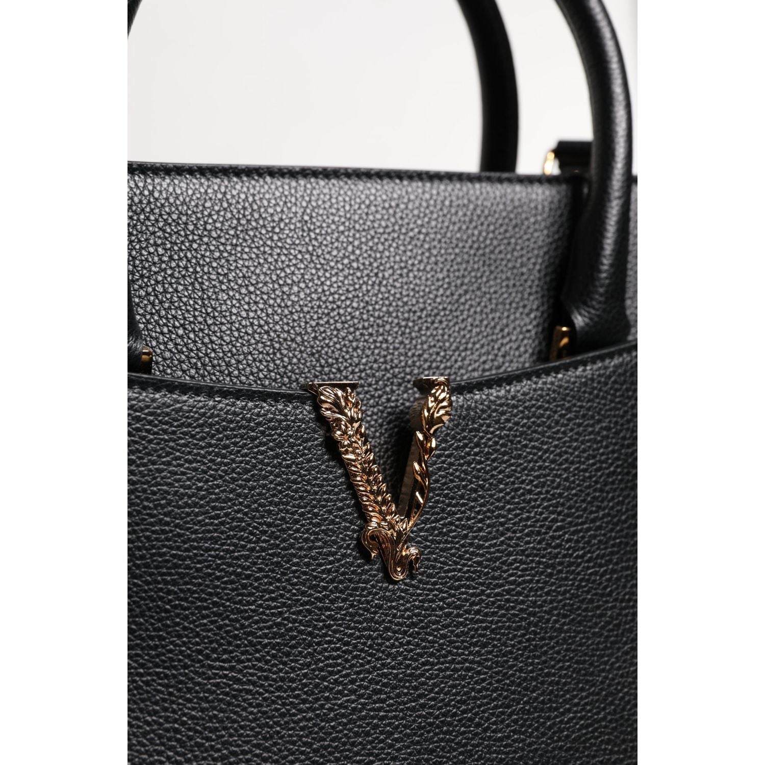 Front view with bag zipped and handles upright.