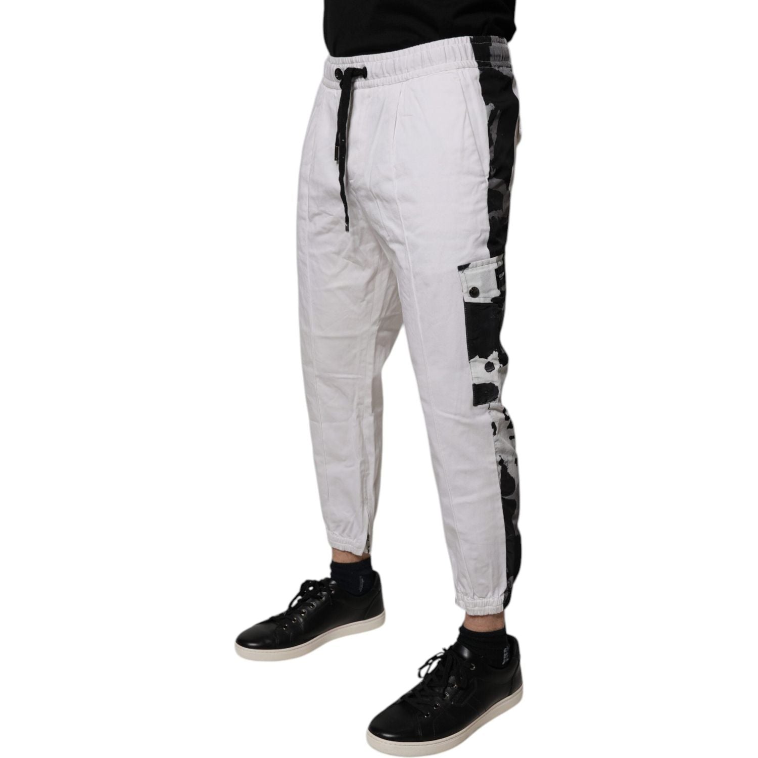 Front view with bag zipped and handles upright.