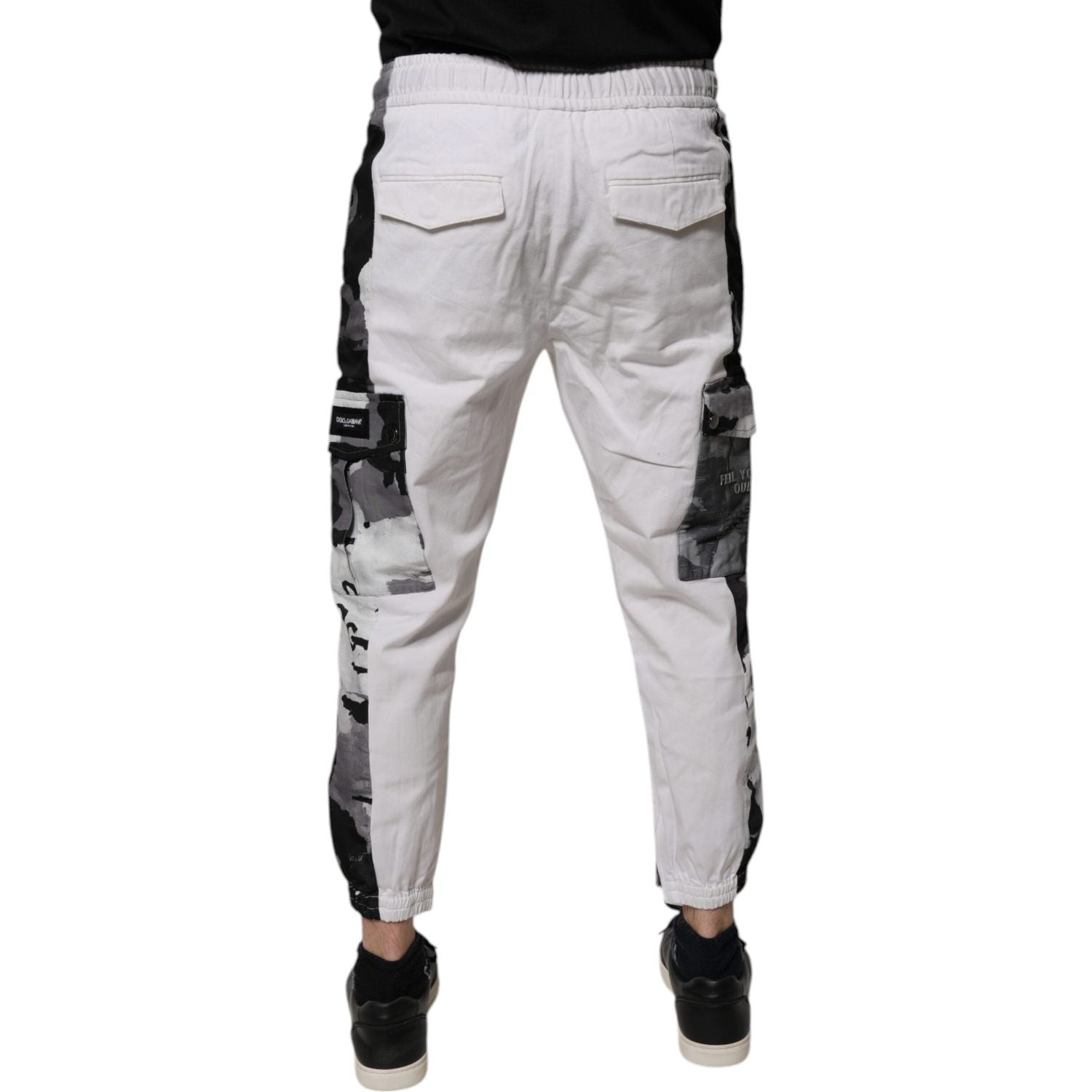Front view with bag zipped and handles upright.