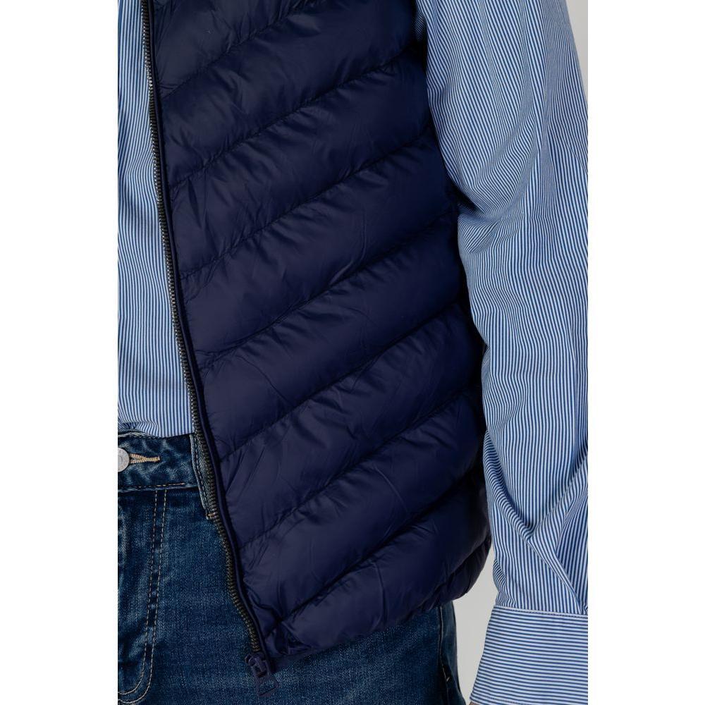 Front view with bag zipped and handles upright.