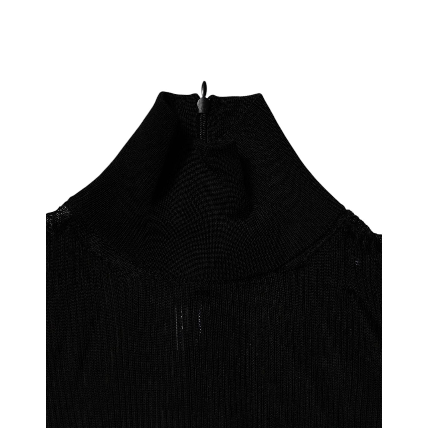 Front view with bag zipped and handles upright.