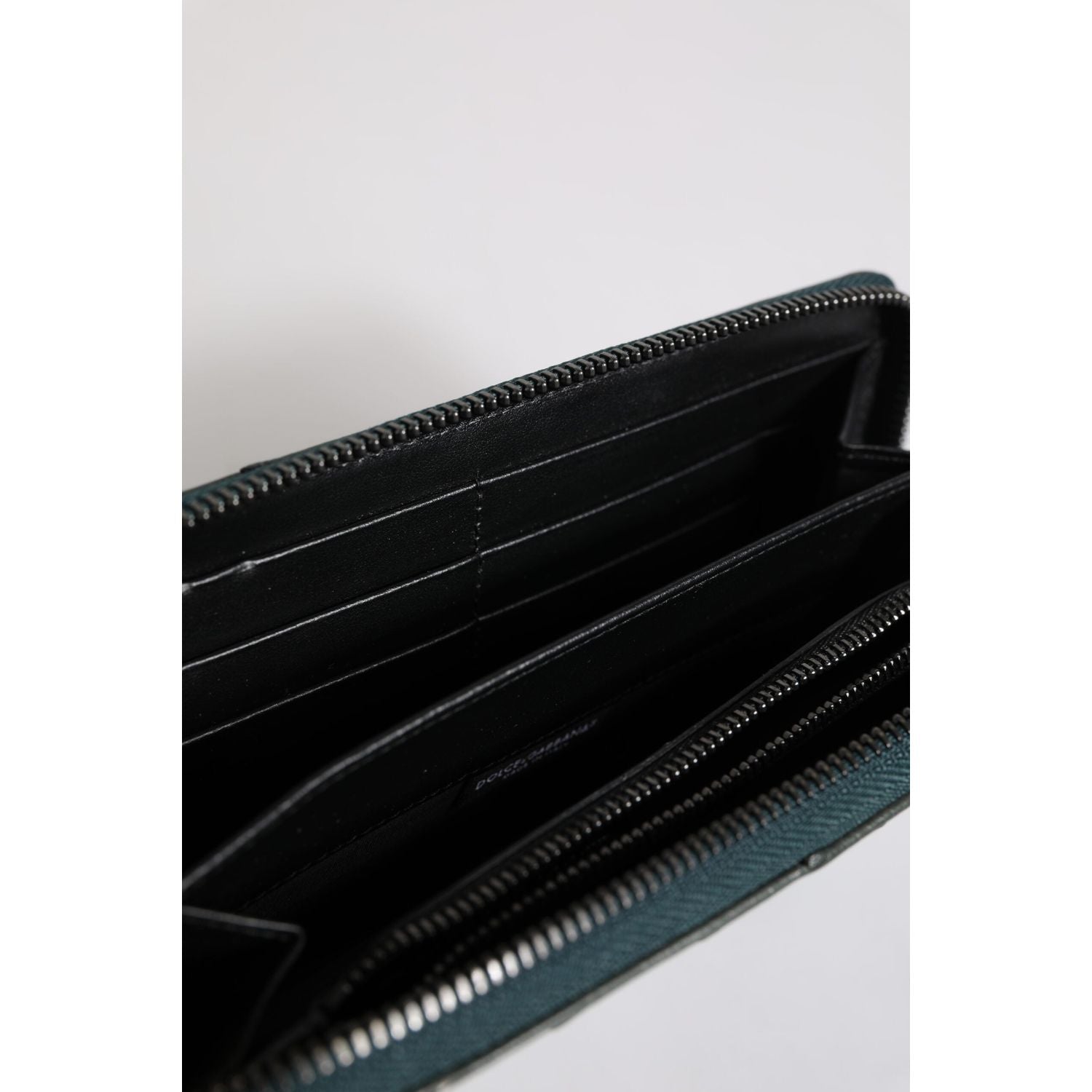 Front view with bag zipped and handles upright.