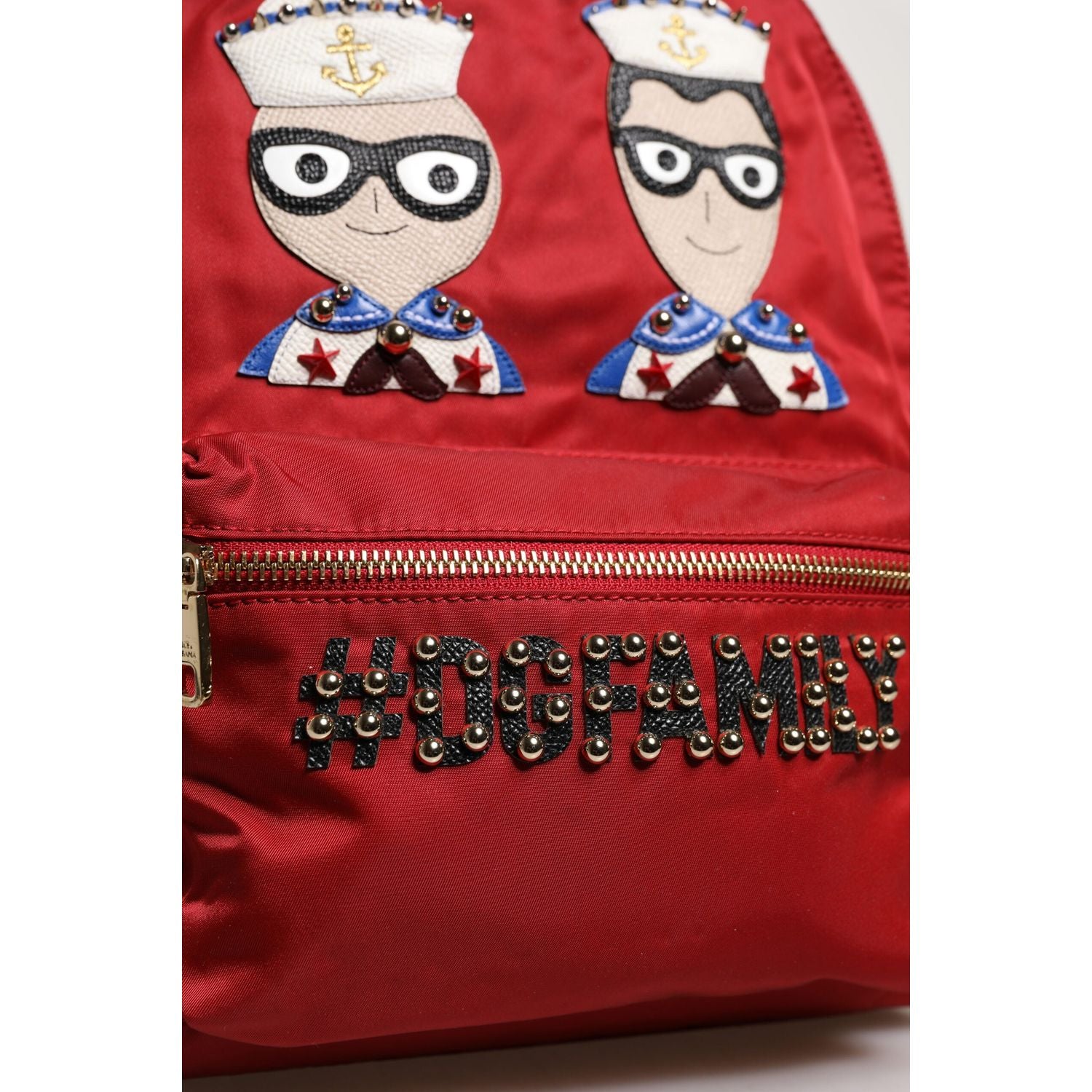 Front view with bag zipped and handles upright.