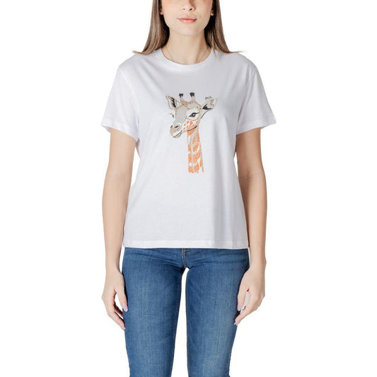 Woman wearing Liu Jo white cotton t-shirt with giraffe graphic, casual fashion