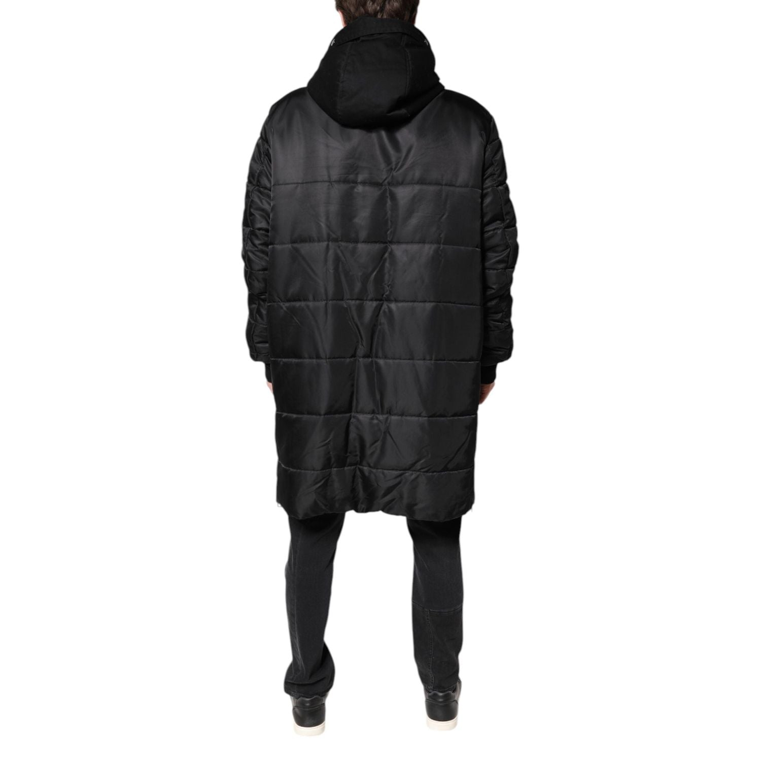 Front view with bag zipped and handles upright.