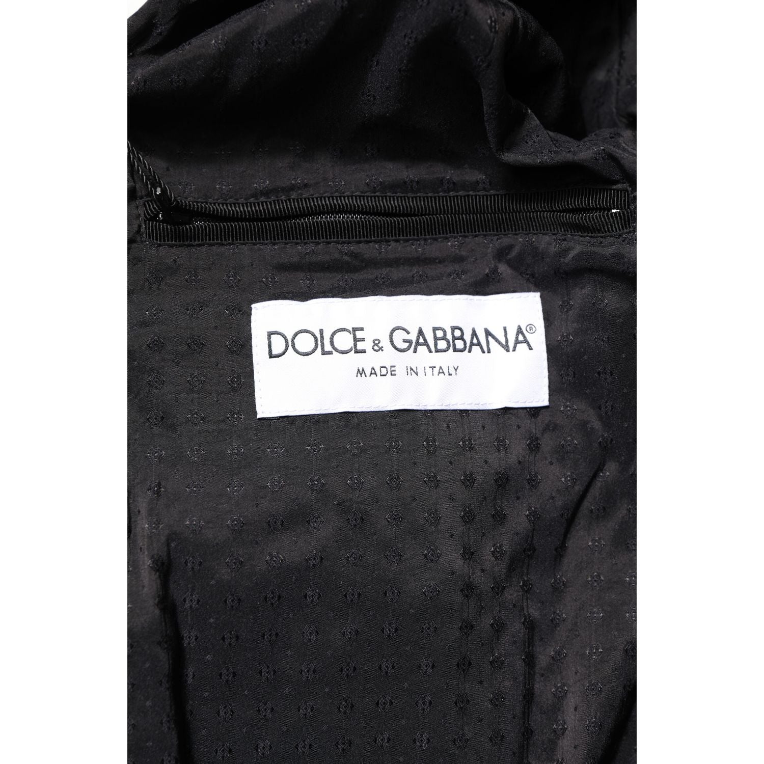Front view with bag zipped and handles upright.