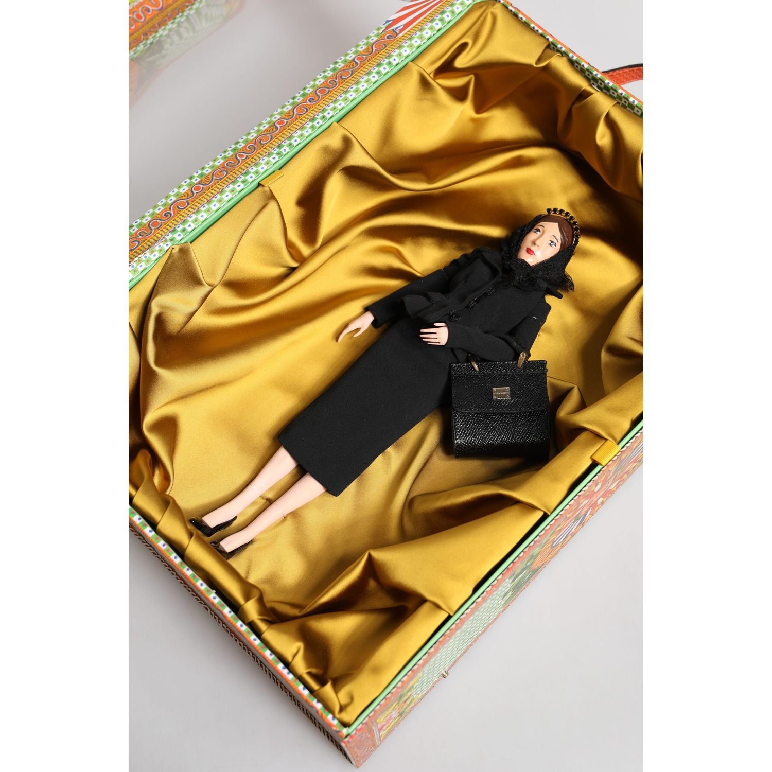 Front view with bag zipped and handles upright.