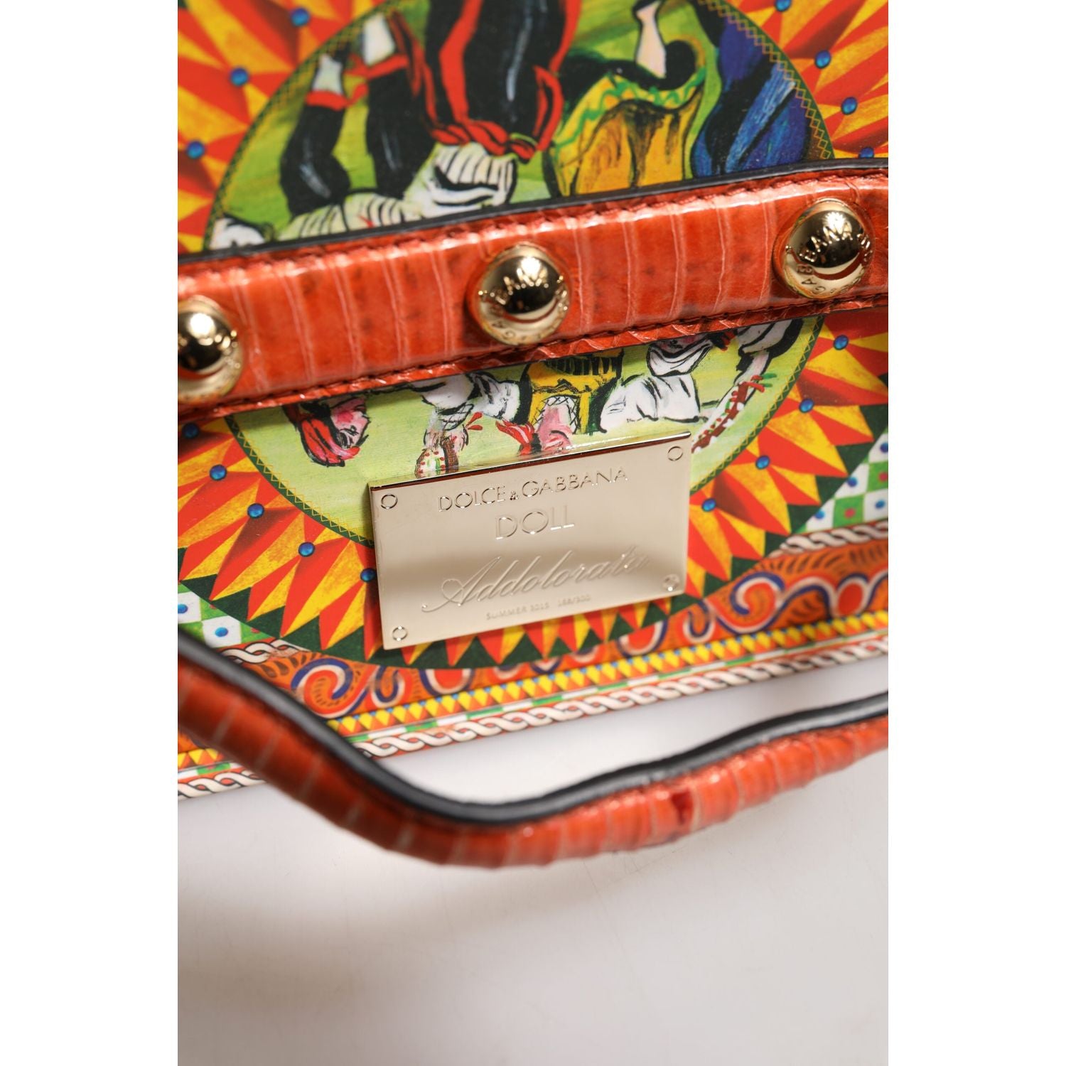 Front view with bag zipped and handles upright.