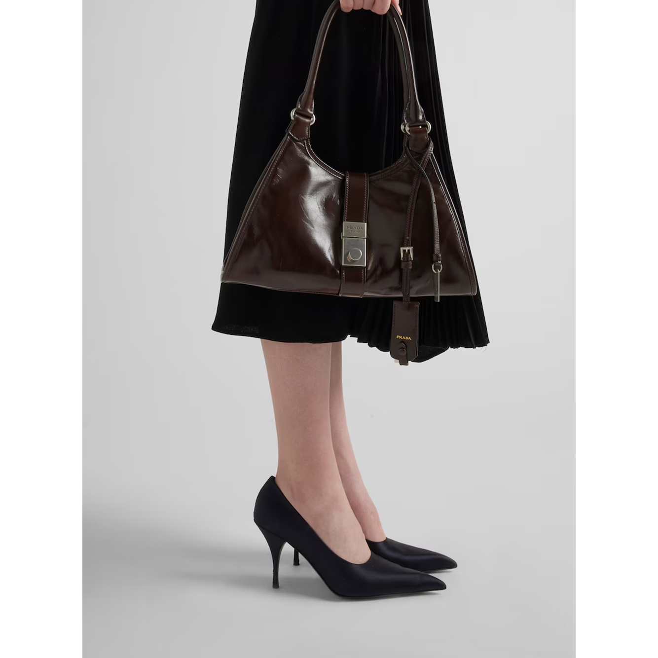 Front view with bag zipped and handles upright.