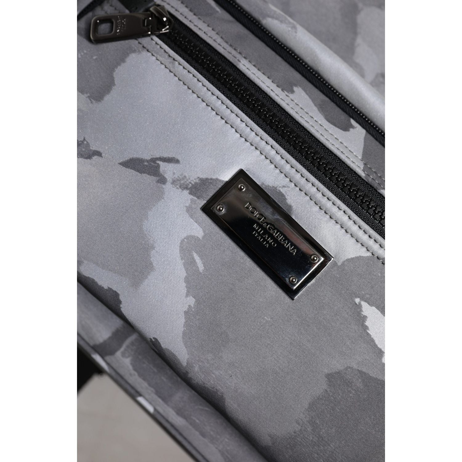 Front view with bag zipped and handles upright.