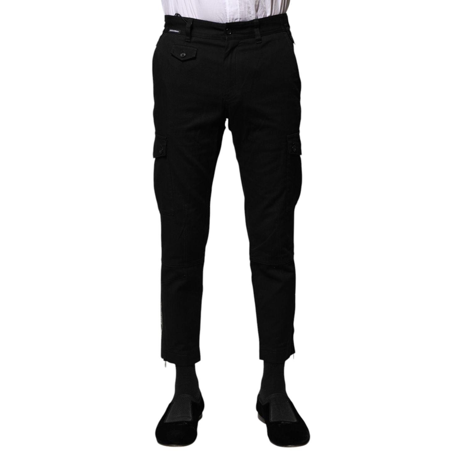 Front view with bag zipped and handles upright.