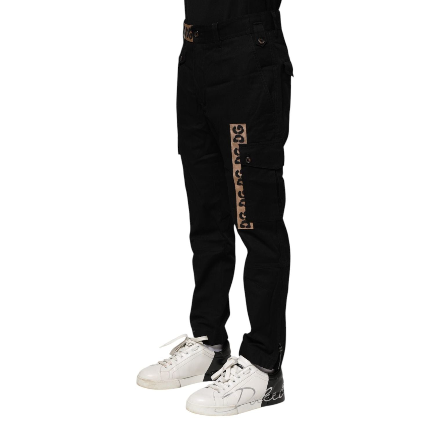 Front view with bag zipped and handles upright.