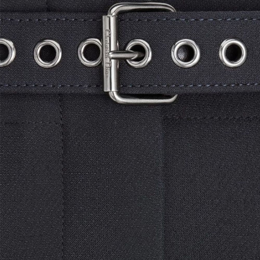 Front view with bag zipped and handles upright.
