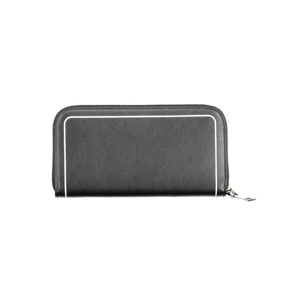 Front view with bag zipped and handles upright.