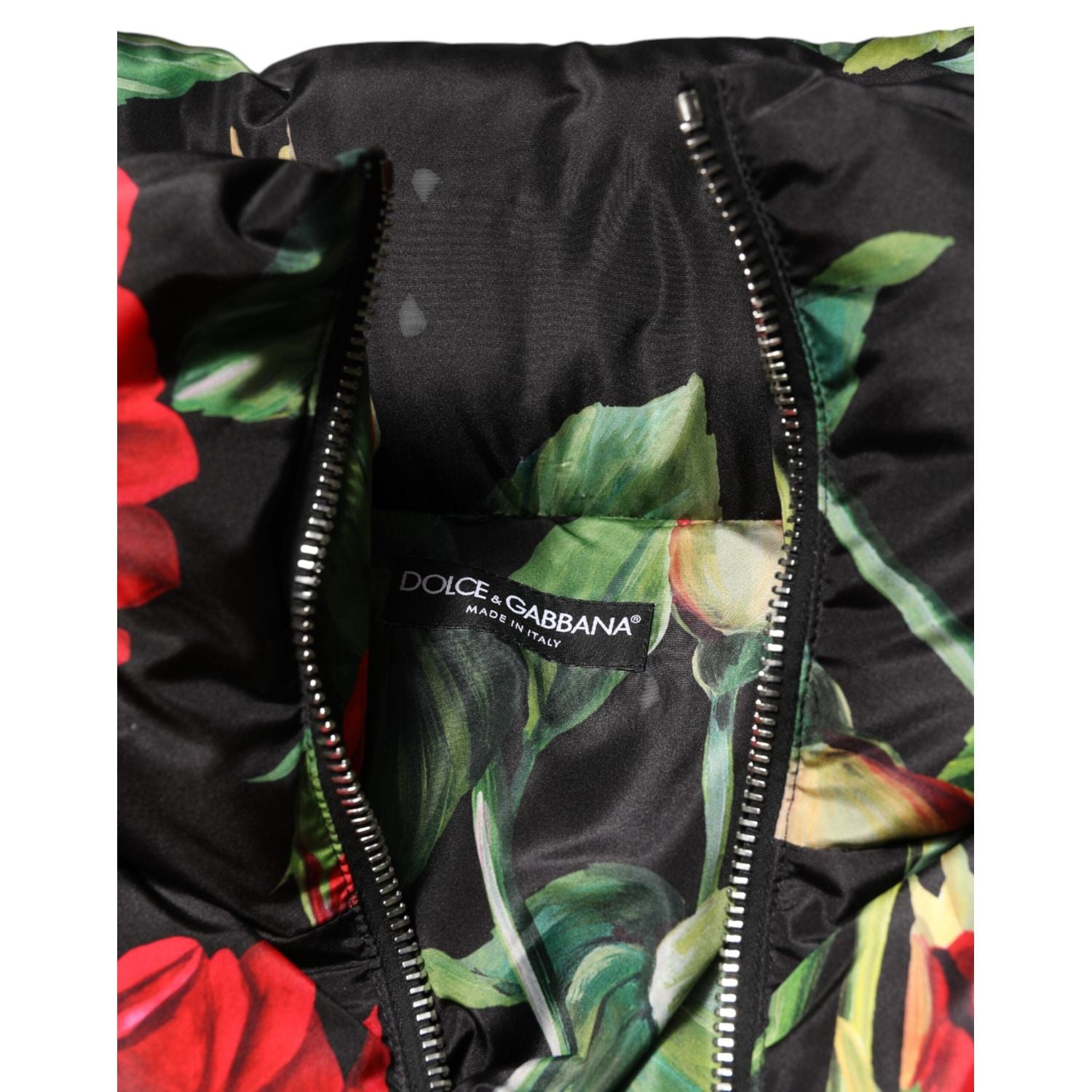 Front view with bag zipped and handles upright.