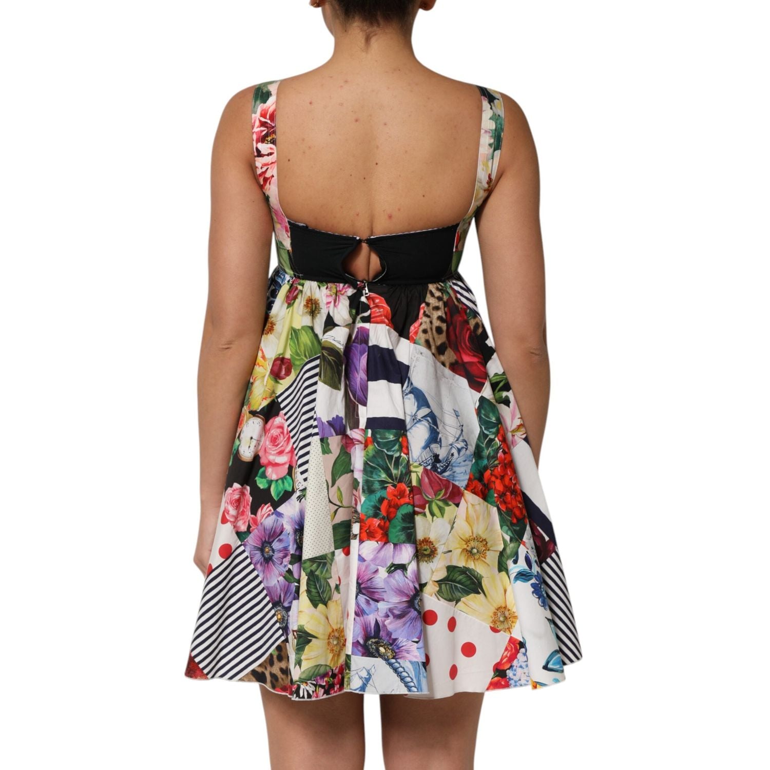 Front view with bag zipped and handles upright.
