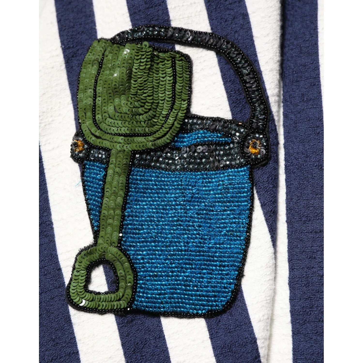 Front view with bag zipped and handles upright.
