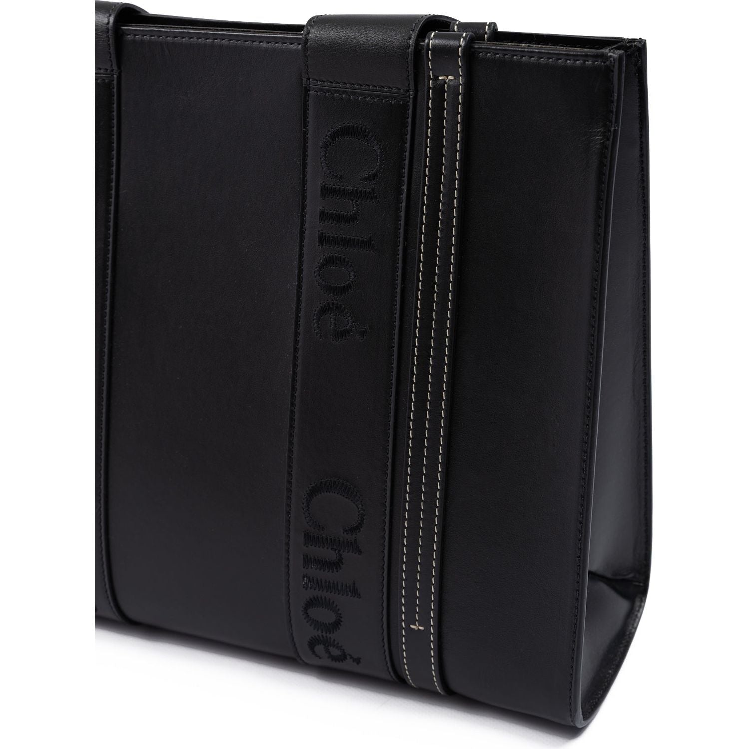 Front view with bag zipped and handles upright.
