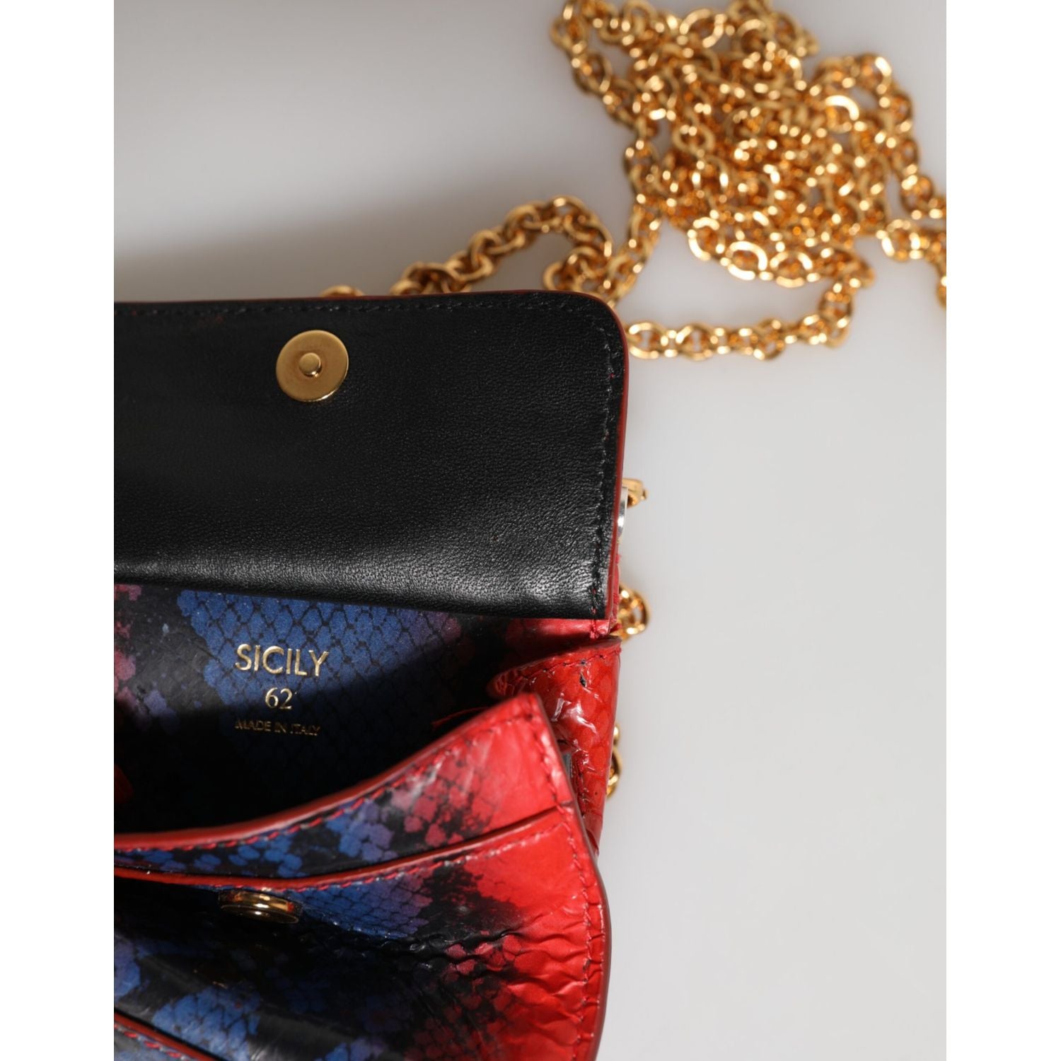 Front view with bag zipped and handles upright.