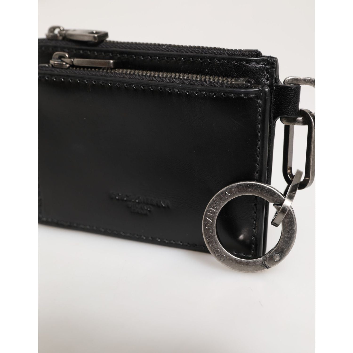 Front view with bag zipped and handles upright.