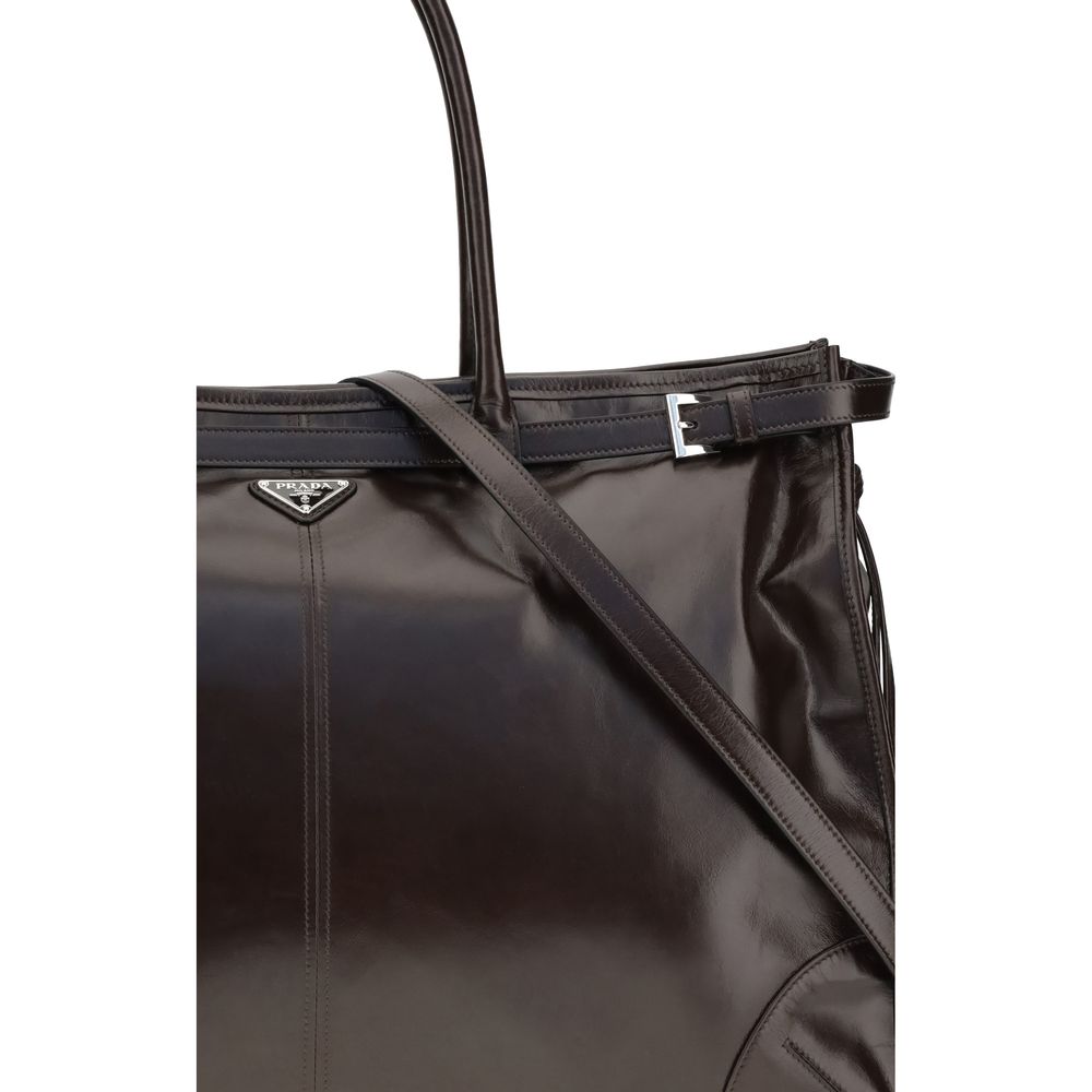 Front view with bag zipped and handles upright.