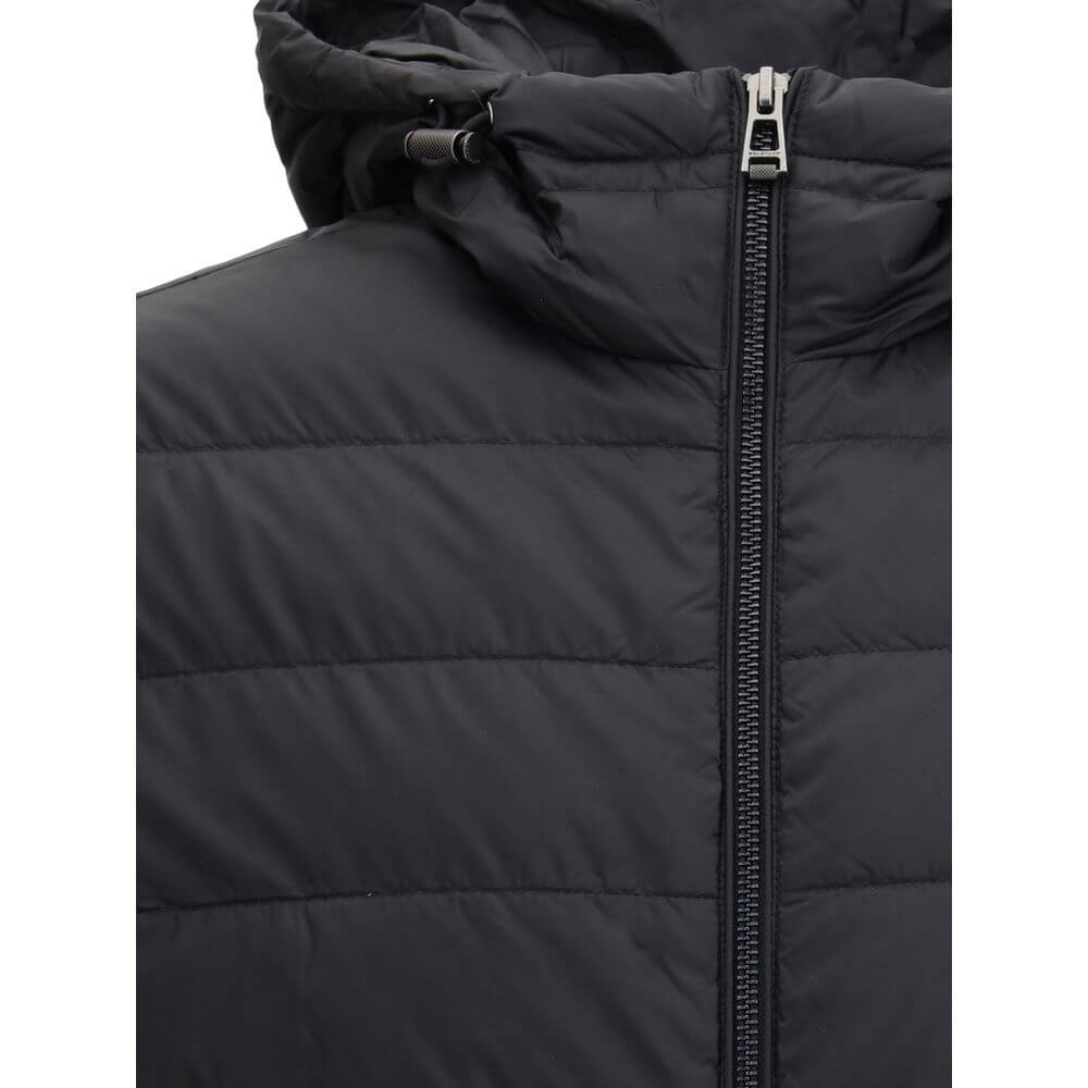 Front view with bag zipped and handles upright.
