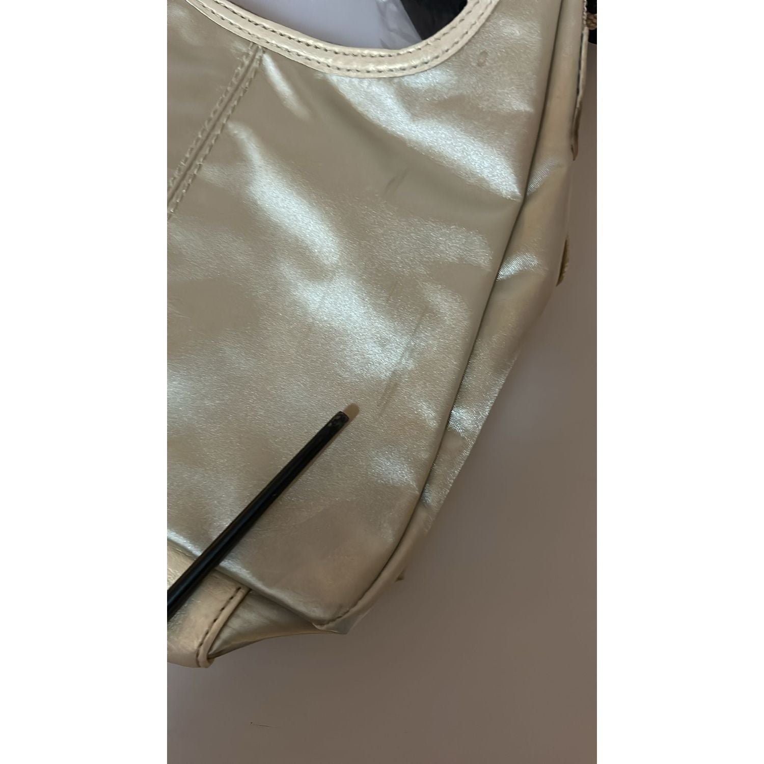 Front view with bag zipped and handles upright.
