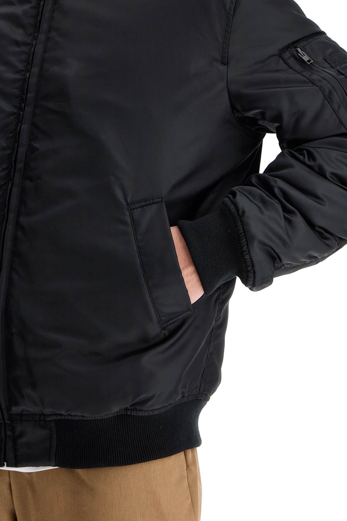 Front view with bag zipped and handles upright.