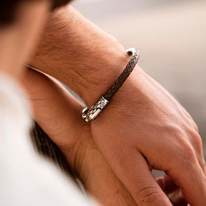 AN JEWELS JEWELRY Mod. AA.P252BR worn on a wrist, showing elegant design and craftsmanship in a stylish setting.
