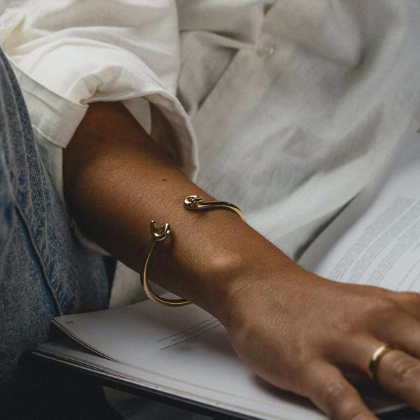 AN JEWELS JEWELRY Mod. AL.BAW03Y bracelet on wrist while reading