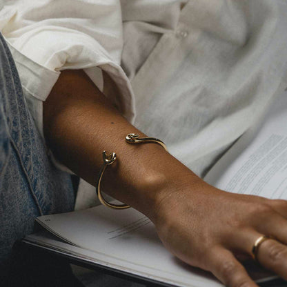 AN JEWELS JEWELRY Mod. AL.BAW03Y bracelet on wrist while reading
