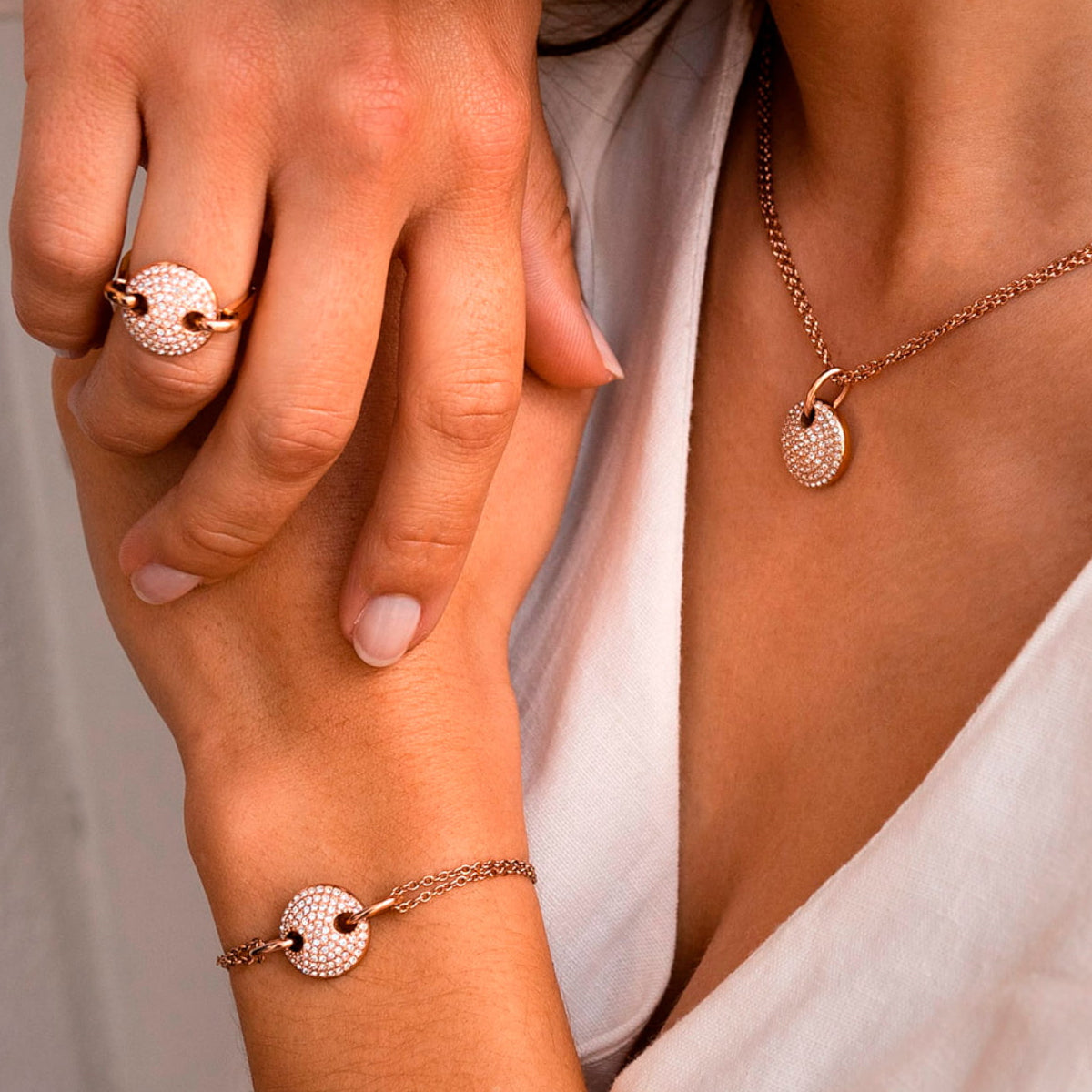 Elegant woman wearing AN JEWELS JEWELRY Mod. AL.BJT01RC necklace, bracelet, and ring set with sparkling detail.