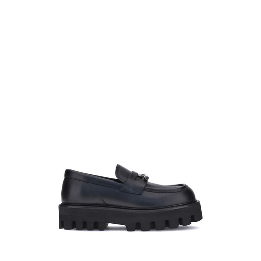 Alexander McQueen Parachute Loafers in black leather with silver T-buckle, engraved McQueen logo and thick lug sole, AW25 collection.