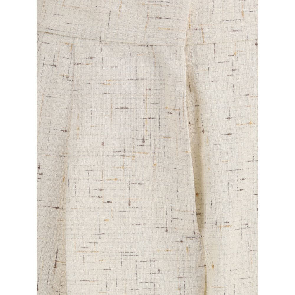 Close-up of Fabiana Filippi Cream Cotton Casual Pants pleated fabric detail, highlighting elegance and structure for a refined look.