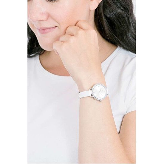 Woman wearing white quartz analog watch with silver 925 case, water resistant, GUESS Mod. GW0099L1.