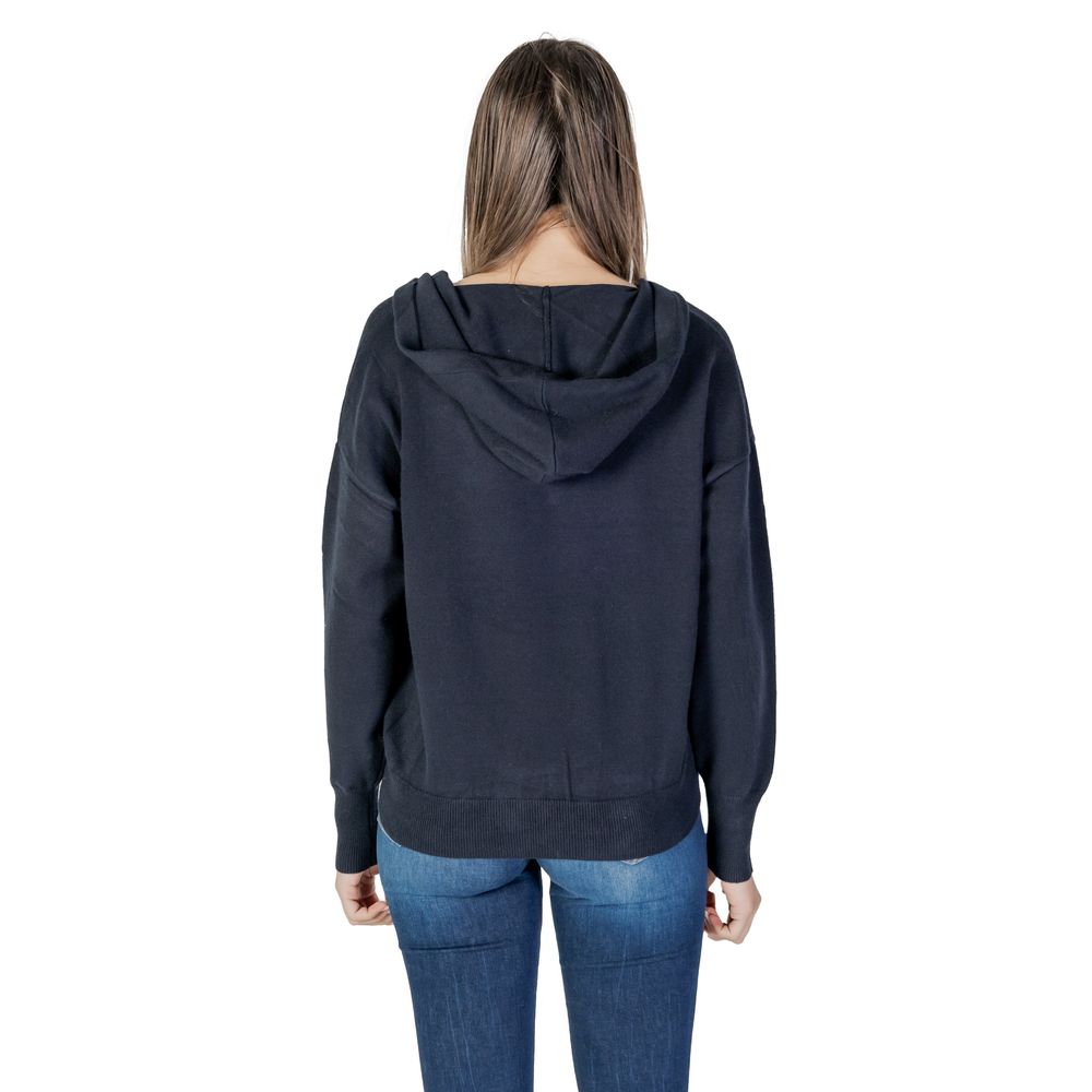 Front view with bag zipped and handles upright.