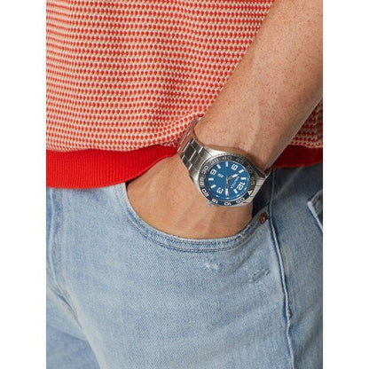 Man wearing NAUTICA Mod. NAPFWS307 watch with blue dial and silver bracelet.