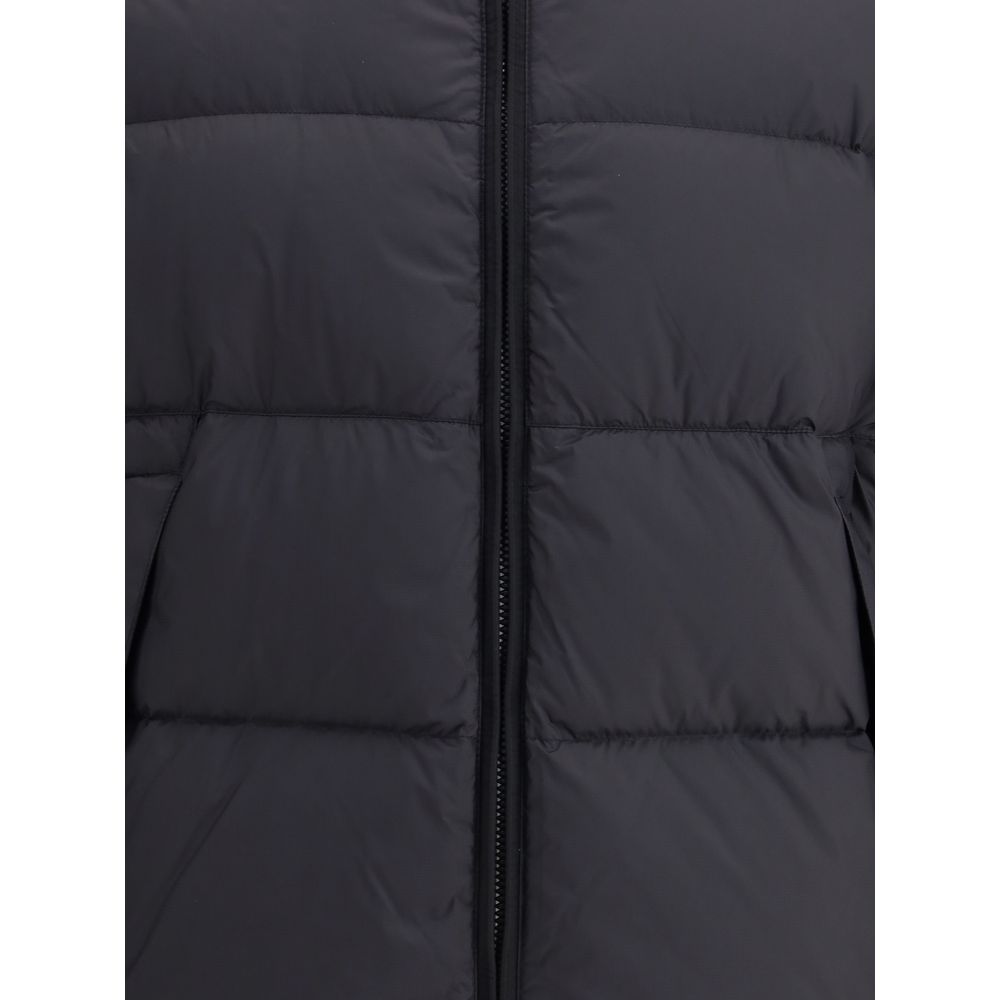 Front view with bag zipped and handles upright.