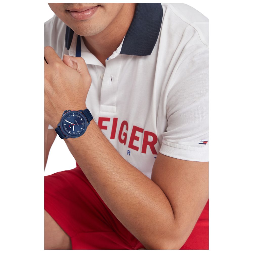 Man wearing TOMMY HILFIGER Mod. 1792022 quartz analog watch with 5 ATM water resistance, featuring mineral dial and 46mm case.