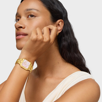 Woman wearing TOUS WATCHES Mod. 3000144900 with a gold bracelet and pink dial