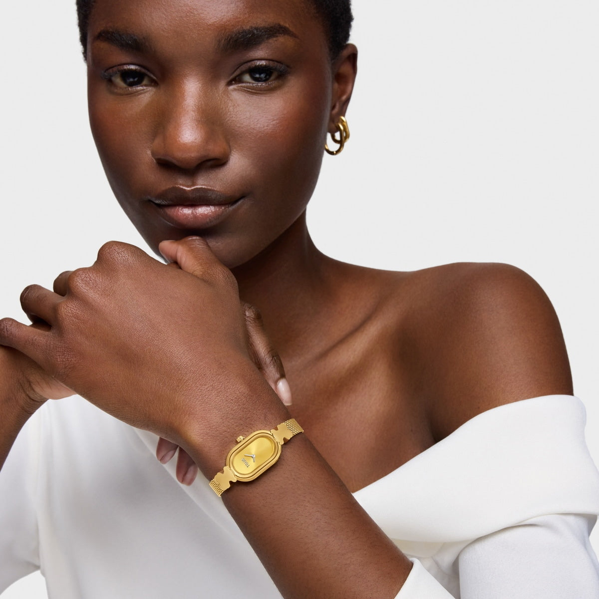 Model wearing TOUS WATCHES Mod. 3000145200, featuring a stylish gold watch on the wrist.