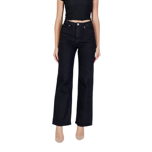 Vero Moda Black Cotton Mom Jean for women, fall/winter collection, composed of cotton and elastane, displayed on female model.