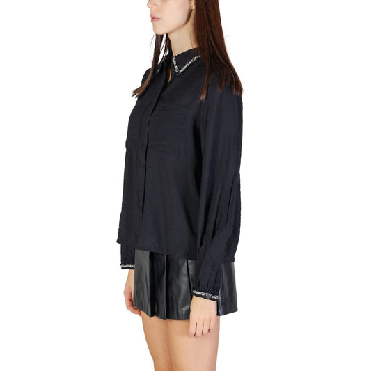 Woman wearing Vila Clothes Black Viscose Shirt, long sleeve fall/winter collection.