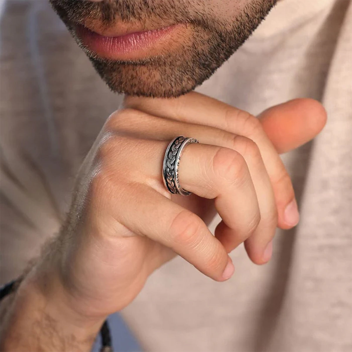 Man wearing ALBERT M. JEWELS JEWELRY Mod. WSOX00577.S-20 silver ring on hand close-up